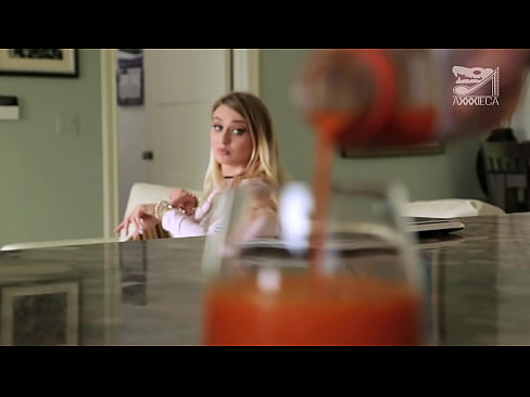 ❤️ Une fille chaude avec de gros seins et une chatte serrée reçoit la bite d'un perdant, mais très fort. ❤️❌ Porno at us ❌