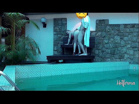 ❤️ Le patron invite la femme de chambre à la piscine, mais n'a pas pu résister à une chaude ❤️❌ Porno at us ❌