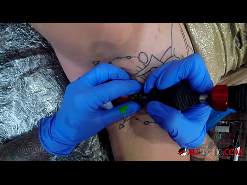 ❤️ Sully Savage, une chaudasse extrêmement tatouée, s'est fait tatouer le clitoris. ❤️❌ Porno at us ❌