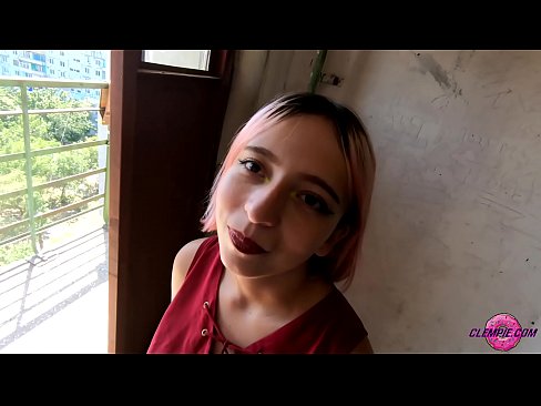 ❤️ Une étudiante sensuelle suce un étranger dans l'Outback - sperme sur son visage ❤️❌ Porno at us ❌